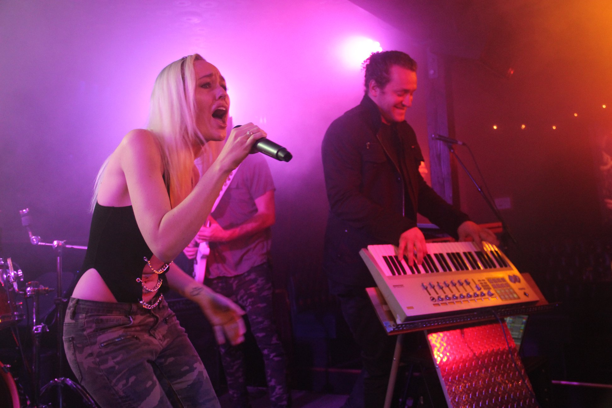 Amera live384